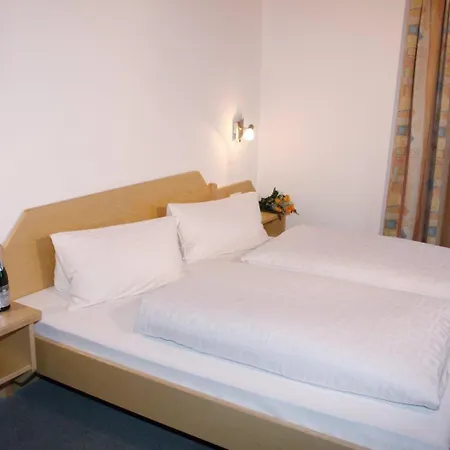 Gaestehaus Schwoagerhof مزرعة للإقامة *